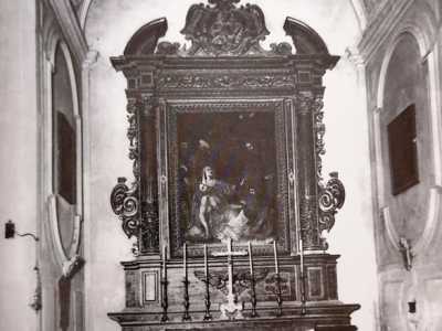 ...che occupavano le nicchie laterali della chiesa